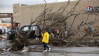Orang-orang melihat kerusakan setelah tornado menghantam pusat perbelanjaan dekat I-35 dan SH 45 di Round Rock, Texas.