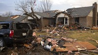 Melansir AP, badai petir parah dengan laporan kemungkinan tornado menyebabkan kerusakan di beberapa bagian Texas Utara pada Senin, (21/3). Pejabat setempat mengatakan sedikitnya empat orang mengalami luka-luka.