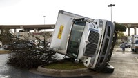 Sebuah truk terguling setelah badai tornado menghantam pusat perbelanjaan dekat I-35 dan SH 45 di Round Rock, Texas.