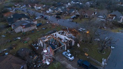 Badai Tornado Terjang Texas, Rumah Hancur, Truk Terguling