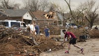 Para pejabat melaporkan kerusakan di seluruh Jacksboro, sekitar 100 kilometer barat laut Fort Worth. Di sana, foto-foto yang diposting di media sosial menunjukkan badai merobek dinding dan atap dari beberapa bagian SMA Jacksboro.