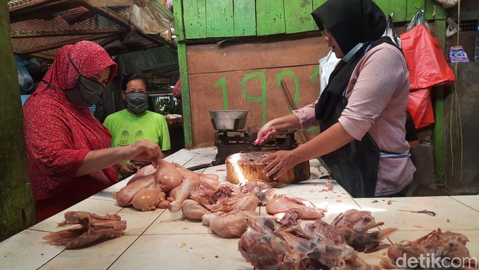Bahan pokok di Surabaya