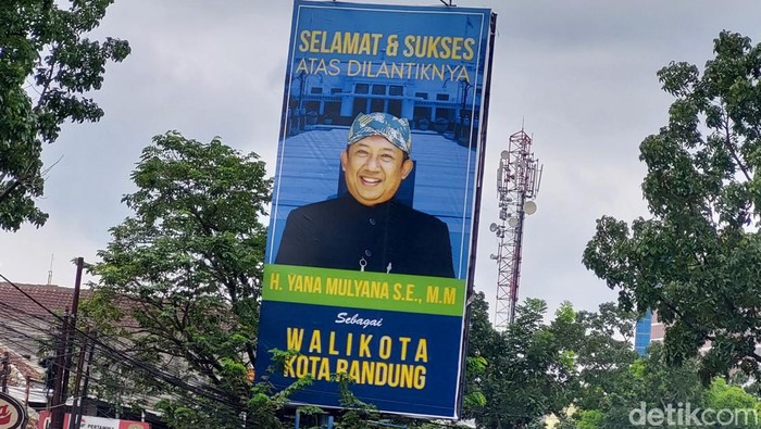 Baliho ucapan selamat atas dilantiknya Yana Mulyana sebagai Wali Kota Bandung di Jalan Gatot Subroto, Kota Bandung, mendadak hilang.
