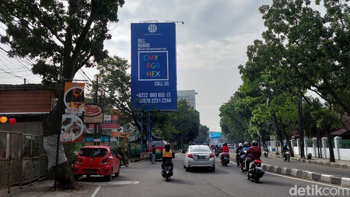 Baliho Untuk Plt Walkot Bandung Yana Mulyana Mendadak Hilang Baliho ucapan selamat atas dilantiknya Yana Mulyana sebagai Wali Kota Bandung di Jalan Gatot Subroto, Kota Bandung, mendadak hilang.