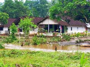 Tanggul di Kandangan Banyuwangi Jebol, Bronjong dan 2 Alat Berat Dikerahkan