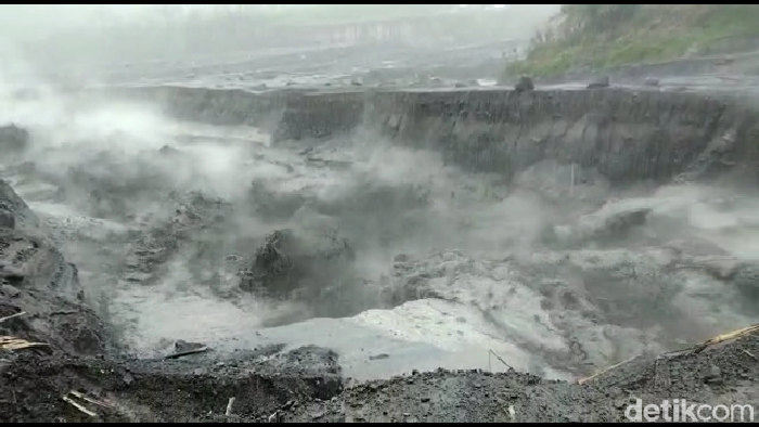 Banjir lahar dingin Semeru di Sungai Besuk Kobokan Desa Supiturang, Pronojiwo Lumajang