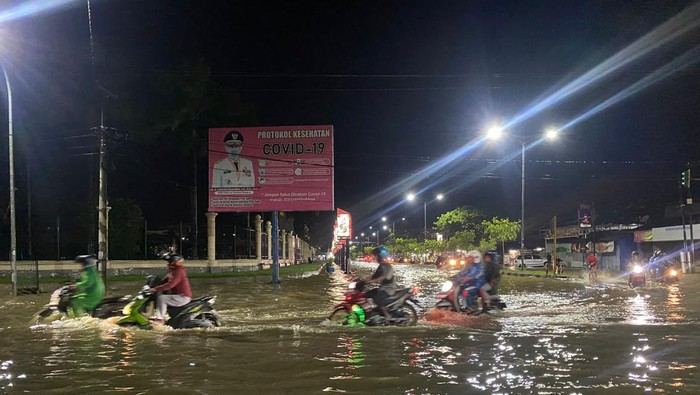 Banjir merendam sejumlah ruas jalan protokol di Kota Kendari, Sultra.