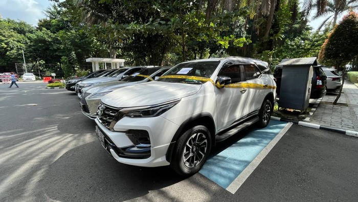 Barang bukti Lexus dan Fortuner disita dari tersangka robot trading Fahrenheit