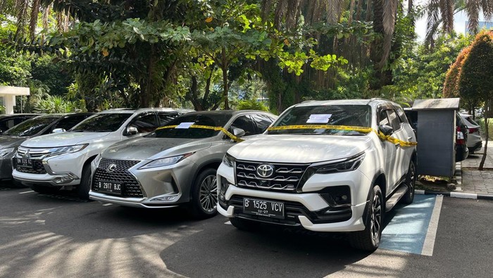 Barang bukti Lexus dan Fortuner disita dari tersangka robot trading Fahrenheit