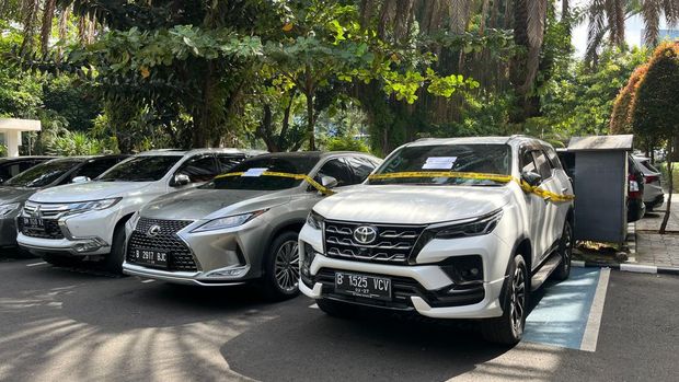 Barang bukti Lexus dan Fortuner disita dari tersangka robot trading Fahrenheit