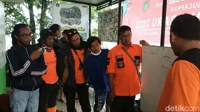 Basarnas melakukan pencarian pendaki yang hilang di Gunung Arjuno