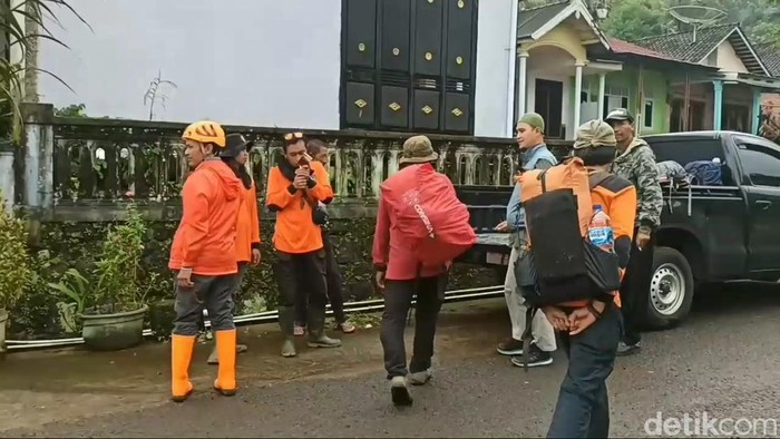 Basarnas melakukan pencarian pendaki yang hilang di Gunung Arjuno