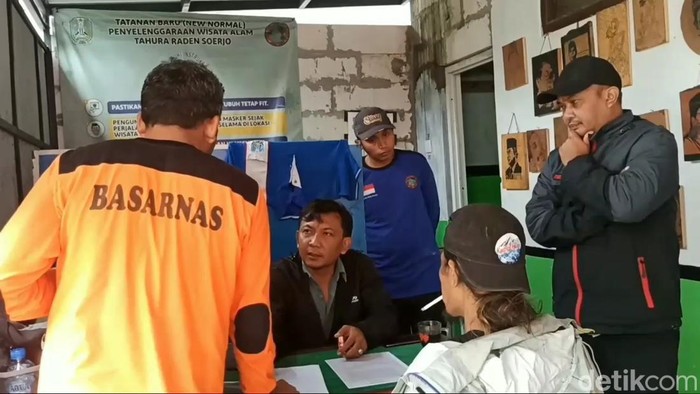 Basarnas melakukan pencarian pendaki yang hilang di Gunung Arjuno
