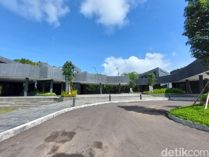 Batu Cermin yang masih dalam pembangunan Batu Cermin yang masih dalam pembangunan