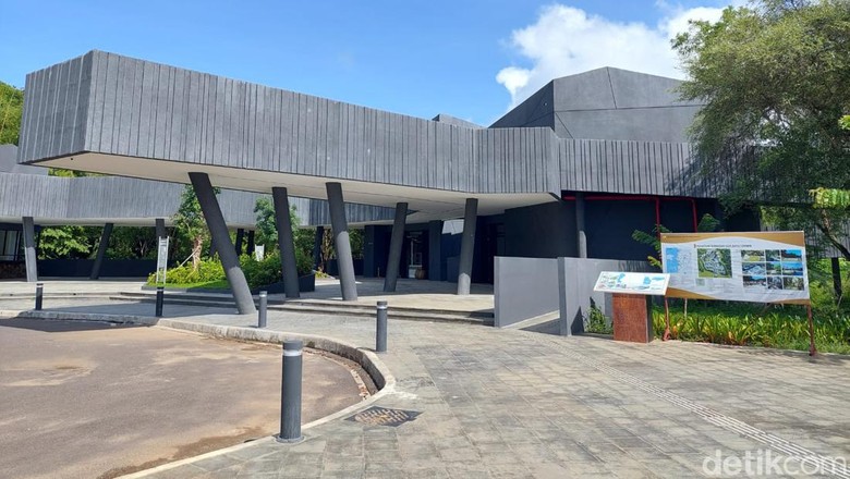 Batu Cermin yang masih dalam pembangunan Batu Cermin yang masih dalam pembangunan