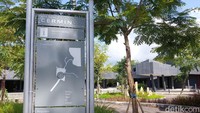 Lahan parkir yang tertata, papan informasi area jalan kaki, dan gedung pengelola sudah terlihat bentuknya.