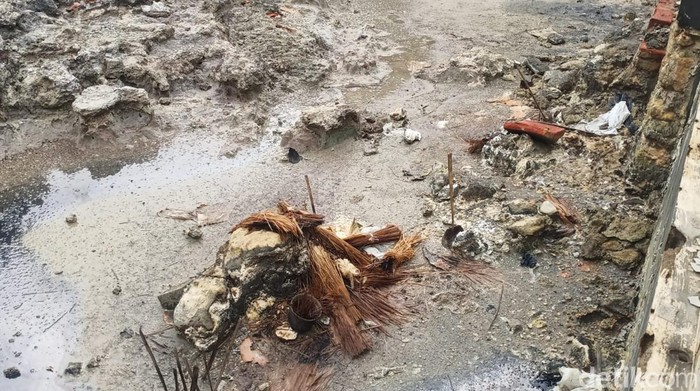 Bekas ritual menyambut padi di lokasi kubangan kolam Petilasan Empu Supo Tuban yang ditemukan polisi.