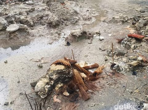 Bekas ritual menyambut padi di lokasi kubangan kolam Petilasan Empu Supo Tuban yang ditemukan polisi.