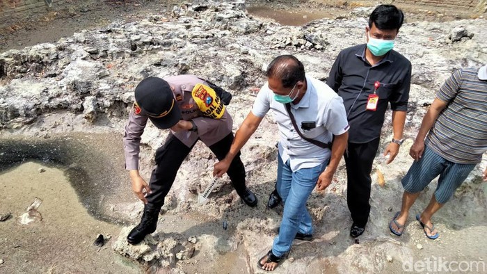 Bekas ritual menyambut padi di lokasi kubangan kolam Petilasan Empu Supo Tuban yang ditemukan polisi.