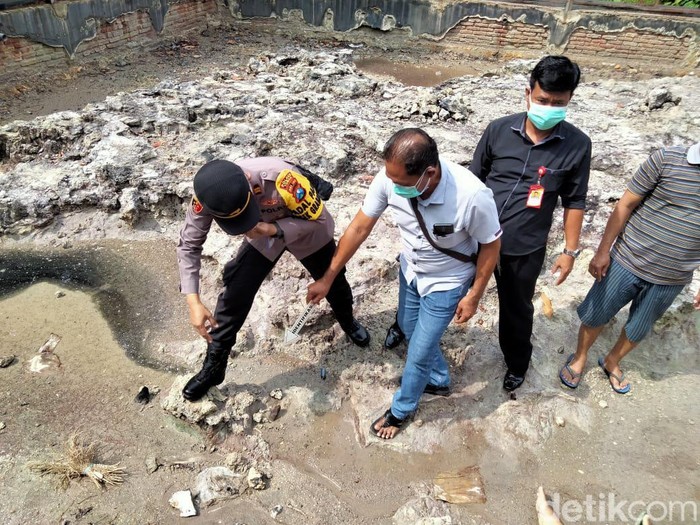 Bekas ritual menyambut padi di lokasi kubangan kolam Petilasan Empu Supo Tuban yang ditemukan polisi.