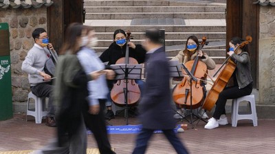 Mahasiswa Ini Bermain Cello, Berharap Rusia-Ukraina Segera Berdamai