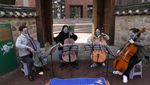 Mahasiswa Ini Bermain Cello, Berharap Rusia-Ukraina Segera Berdamai