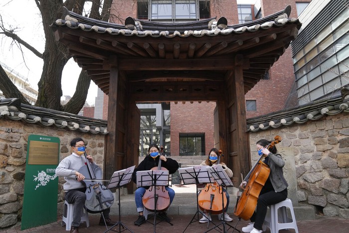 Bermain Cello, Berharap Ukraina-Rusia Segera Damai A professor and students from Ewha Womans University wearing masks in the colors of Ukraine's flag hold an outdoor mini-concert for peace in Seoul, South Korea, Monday, March 21, 2022. (AP Photo/Lee Jin-man)