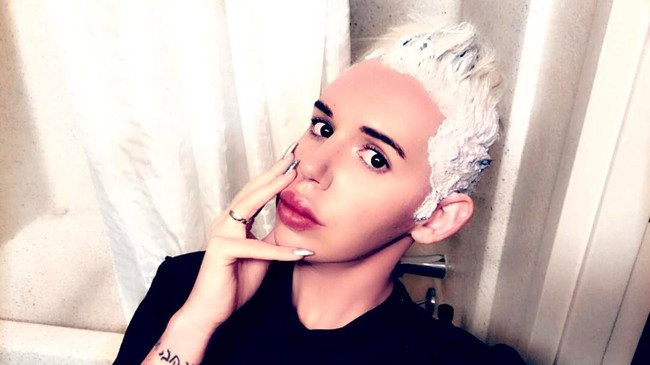 Aku juga melakukan laser contouring di gusi karena ketika Britney tersenyum kamu bisa melihat gigi putih yang besar, cantik, putih bersinar, dan aku harus punya senyum yang sama, katanya.Foto: Instagram @beeray416