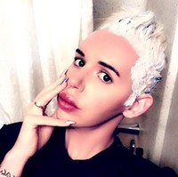 Aku juga melakukan laser contouring di gusi karena ketika Britney tersenyum kamu bisa melihat gigi putih yang besar, cantik, putih bersinar, dan aku harus punya senyum yang sama, katanya.Foto: Instagram @beeray416