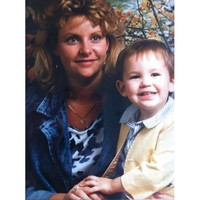 Sejak saat itu, Bryan yang terlahir sebagai pria terus mengubah penampilannya sampai bisa dibilang mirip Britney. Aku hanya berpikir Britney memiliki paket lengkap dan aku tenggelam dalam estetikanya karena aku pikir dia sangat sempurna jadi terasa sangat natural bagiku untuk mulai mengikutinya, Foto: Instagram @beeray416