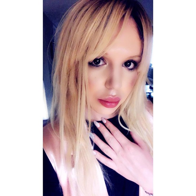 Meski banyak orang mencibir, ia mengaku tidak terlalu mempedulikan. Menurutnya, lebih baik merasa bahagia selagi dia tidak menyakiti siapa-siapa.Foto: Instagram @beeray416