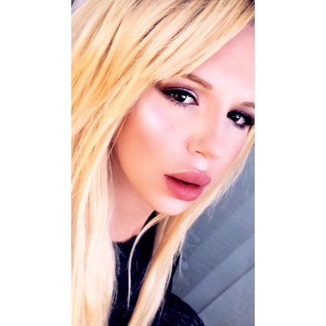 Untuk merawat wajahnya agar selalu mirip Britney, Bryan juga rajin perawatan. Aku rutin facial vampir. Aku melakukan laser menghilangkan bulu setiap enam sampai delapan minggu sekali untuk menjaga kulit, wajah, dan tubuh agar tetap muda, ujar Bryan.Foto: Instagram @beeray416