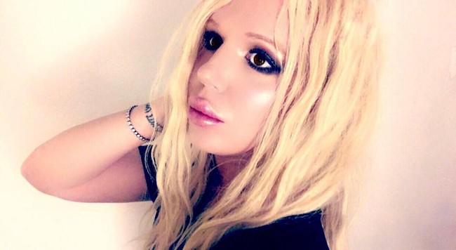 Hingga kini, Bryan May masih melakukan berbagai operasi dan perawatan. Seorang dokter bahkan sudah memperingatkan jika hidungnya bisa copot jika terus saja diubah. Total Bryan sudah menghabiskan $100 ribu atau sekitar Rp 1,4 miliaran untuk penampilannya.Foto: Instagram @beeray416