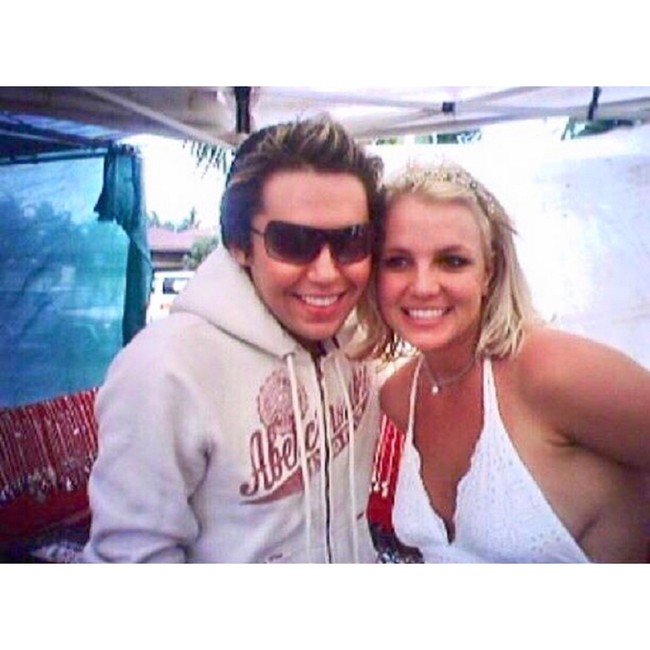 Diakui Bryan jika kini ia sudah melakukan lebih dari 100 prosedur. Setelah veneer, aku operasi hidung, injeksi lemak di pipi, aku punya operasi tulang alis. Aku selalu Botox dan filler lain setiap enam bulan sejak berusia 20, tutur pria yang pernah bertemu dengan idolanya itu.Foto: Instagram @beeray416