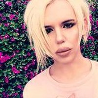 Seorang pria bernama Bryan Ray sudah lama menggemari ikon pop di era 2000an, Britney Spears. Ia pun terobsesi untuk tampil mirip sang bintang dengan melakukan serangkaian operasi plastik. Foto: Instagram @beeray416