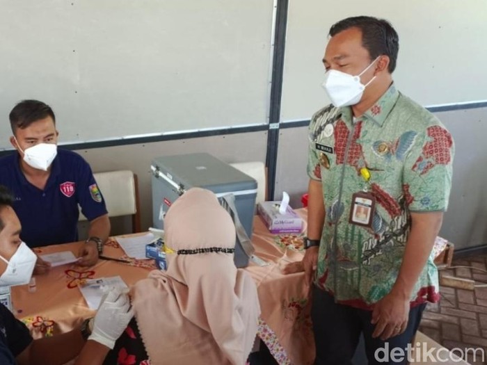 Bupati Wihaji memantau pelaksanaan vaksinasi warga.