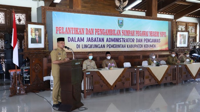 Bupati Kebumen Arif Sugiyanto melantik Camat Ayah yang baru beserta unsur pejabat di bawahnya.