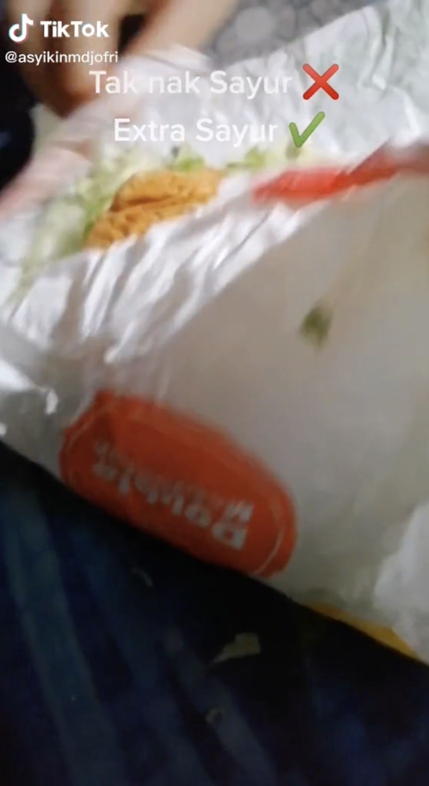 Zonk! Wanita Ini Kaget Lihat Burger Pesanannya Banjir Sayur