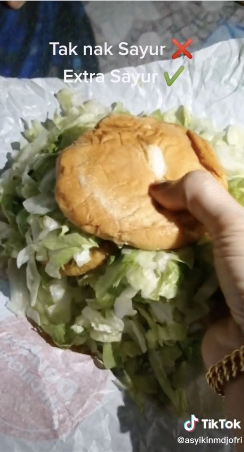Zonk! Wanita Ini Kaget Lihat Burger Pesanannya Banjir Sayur