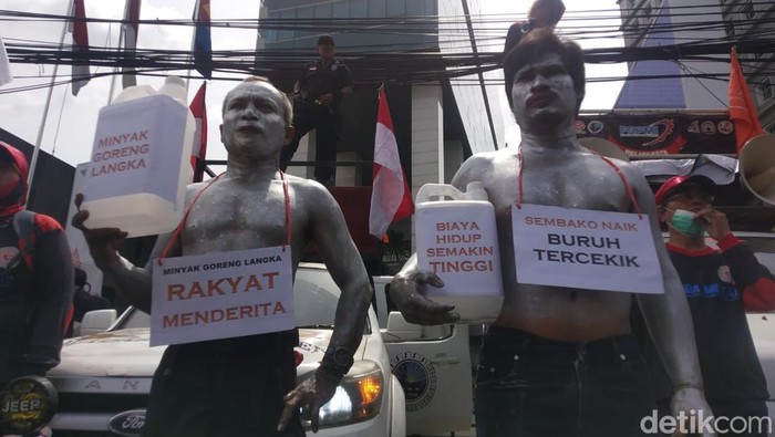 Buruh Demo Harga Minyak Goreng Naik di Kementerian Perdagangan