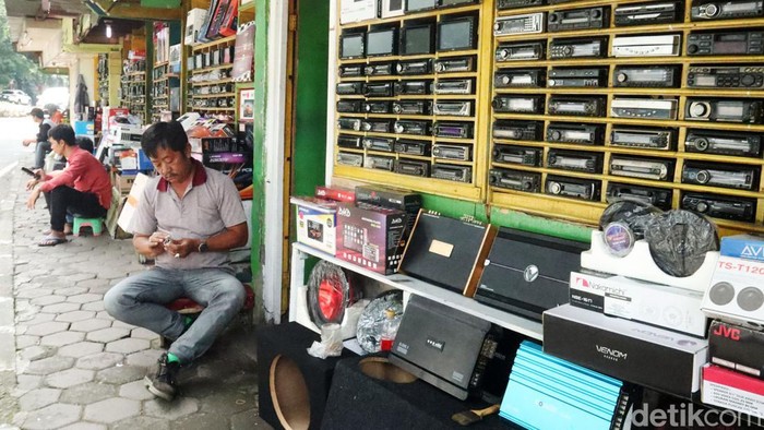 Mencari audio bekas khusus mobil di Kota Bandung? Coba datang ke Jalan Ciliwung. Di sana terdapat banyak kios yang menjual peralatan audio mobil  bekas yang kondisnya masih bagus dan tentunya harganya bisa ditawar.