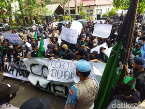 Potret Mahasiswa Malang Demo Tuntut Mendag Dicopot Soal Gaduh Minyak Goreng
