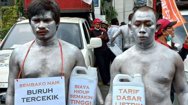 Demo minyak goreng di depan Kemendag tutupi sebagian Jl Ridwan Rais, Gambir, Jakpus, Selasa (22/3/2022)