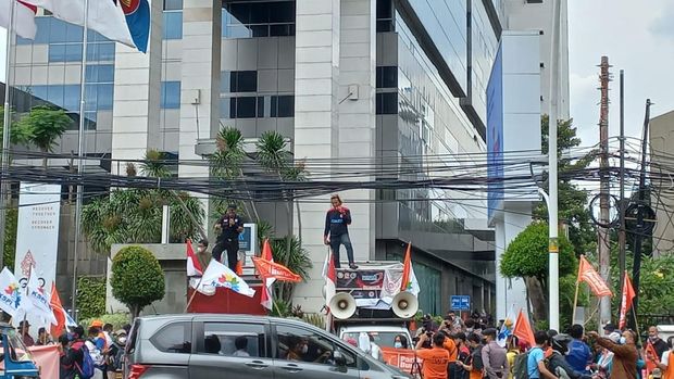 Demo minyak goreng di depan Kemendag tutupi sebagian Jl Ridwan Rais, Gambir, Jakpus, Selasa (22/3/2022)