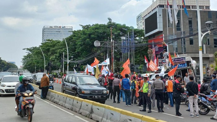 Demo minyak goreng di depan Kemendag tutupi sebagian Jl Ridwan Rais, Gambir, Jakpus, Selasa (22/3/2022)
