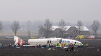 Pesawat Boeing 737-800 milik Turkish Airlines mengalami insiden di dekat Bandara Amsterdam-Schipol, Belanda pada 25 Februari 2009 silam. (Toussaint Kluiters/Getty Images).  