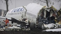 Pesawat Boeing 737-800 mengalami insiden di dekat Bandara Amsterdam-Schipol, Belanda pada 25 Februari 2009. Insiden tersebut menyebabkan pesawat pecah menjadi tiga bagian saat jatuh di dekat landasan. Sembilan orang dilaporkan tewas akibat insiden tersebut, namun diperkirakan sebagian besar dari 135 penumpang berhasil selamat tanpa cedera. (AP Photo / Peter Dejong).  