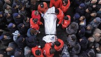 Ebakuasi korban pesawat milik Ethiopian Airlines mengalami insiden di dekat Bandara Beirut, Lebanon, Januari 2010. (AP Photo/Ben Curtis).