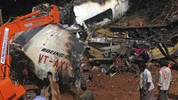 Insiden Air India Express menyebabkan badan pesawat rusak berat dan menewaskan 158 orang. Melansir AP, Menteri Penerbangan Sipil India mengatakan insiden itu disinyalir terjadi akibat human error. Insiden itu pun menjadi salah satu bencana udara terburu dalam lebih dari satu dekade. (AP Photo/Rafiq Maqbool).  