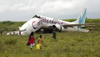 Pada 30 Juli 2011, pesawat milik Carribean Airlines mengalami insiden di Guyana. Melansir AP, penerbangan Caribbiean Airlines 523 dari New York mendarat di landasan pacu yang hujan, meluncur melalui pagar dan pecah tepat di dekat jurang. Tak ada laporan kematian di antara 163 orang di dalam pesawat tersebut. Meski begitu, sejumlah orang dilaporkan terluka akibat insiden itu. (AP Photo/Jules Gibson).